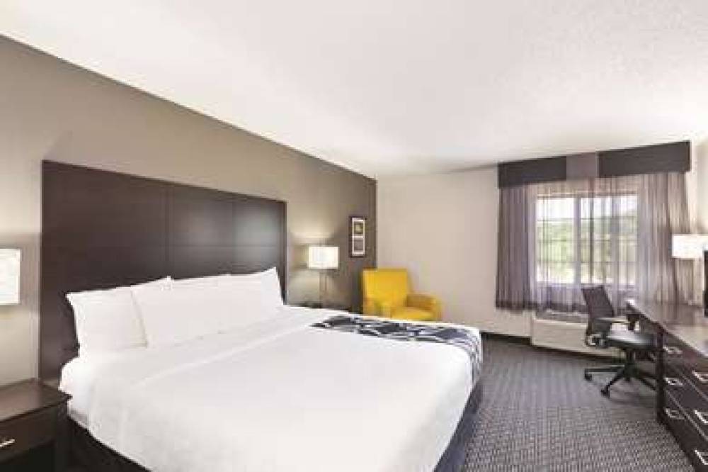 La Quinta Inn & Suites Milwaukee Delafield 9