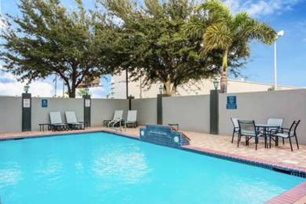 La Quinta Inn & Suites Mission At West McAllen 10