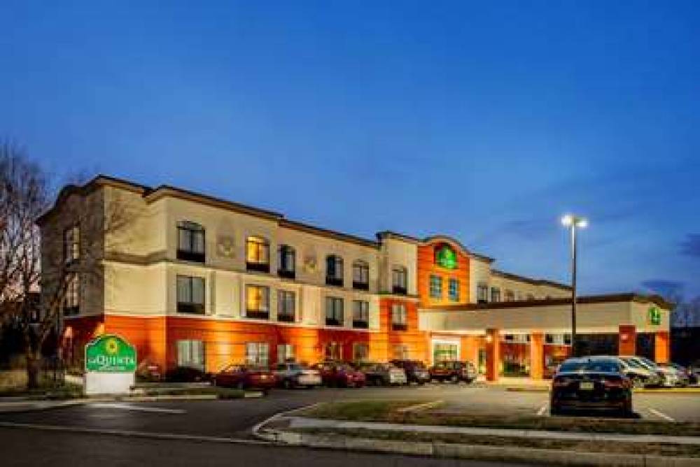 La Quinta Inn & Suites Mt. Laurel - Philadelphia 1