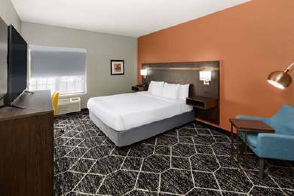 La Quinta Inn & Suites Olathe 9