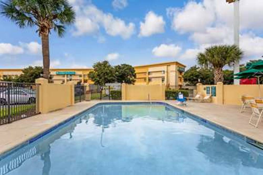 La Quinta Inn & Suites Orlando South 8