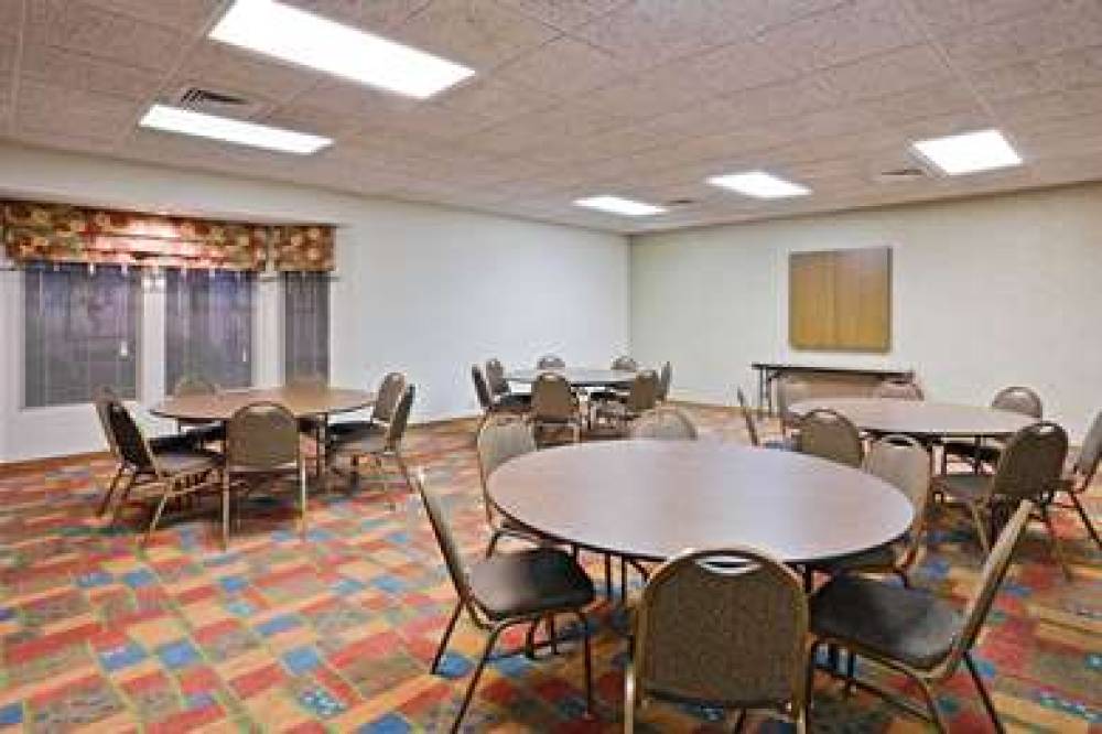 La Quinta Inn & Suites Overland Park 10