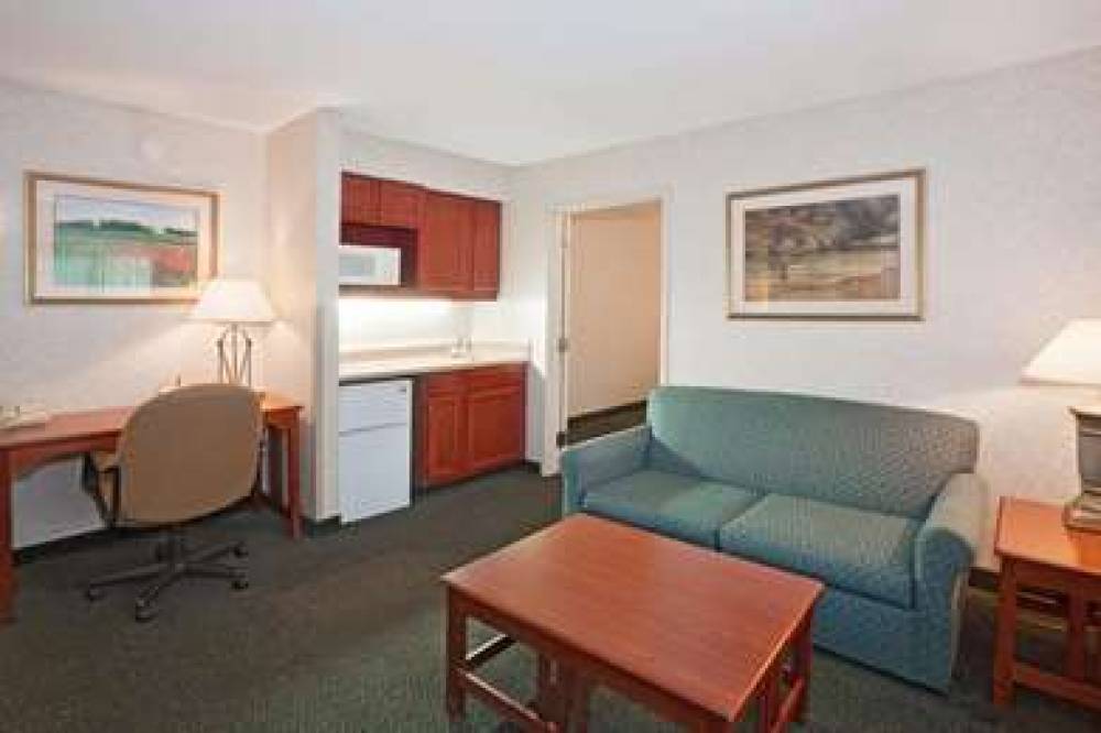 La Quinta Inn & Suites Overland Park 8