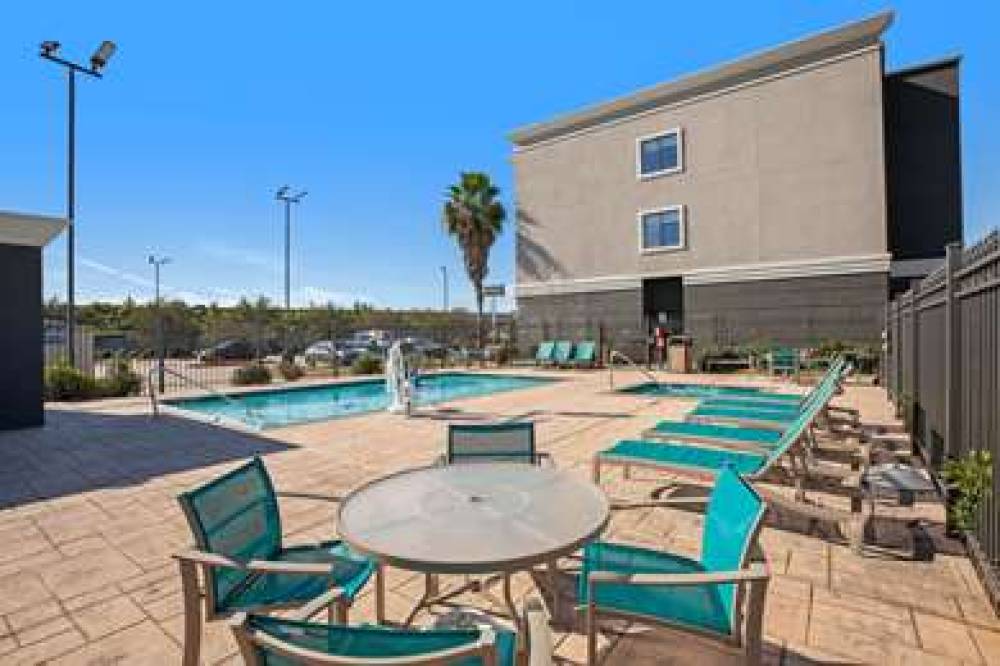 La Quinta Inn & Suites Pasadena North 6