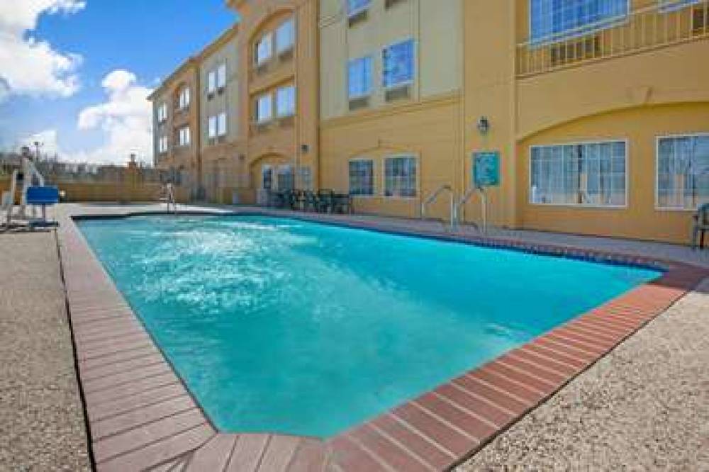 La Quinta Inn & Suites Pearland 9