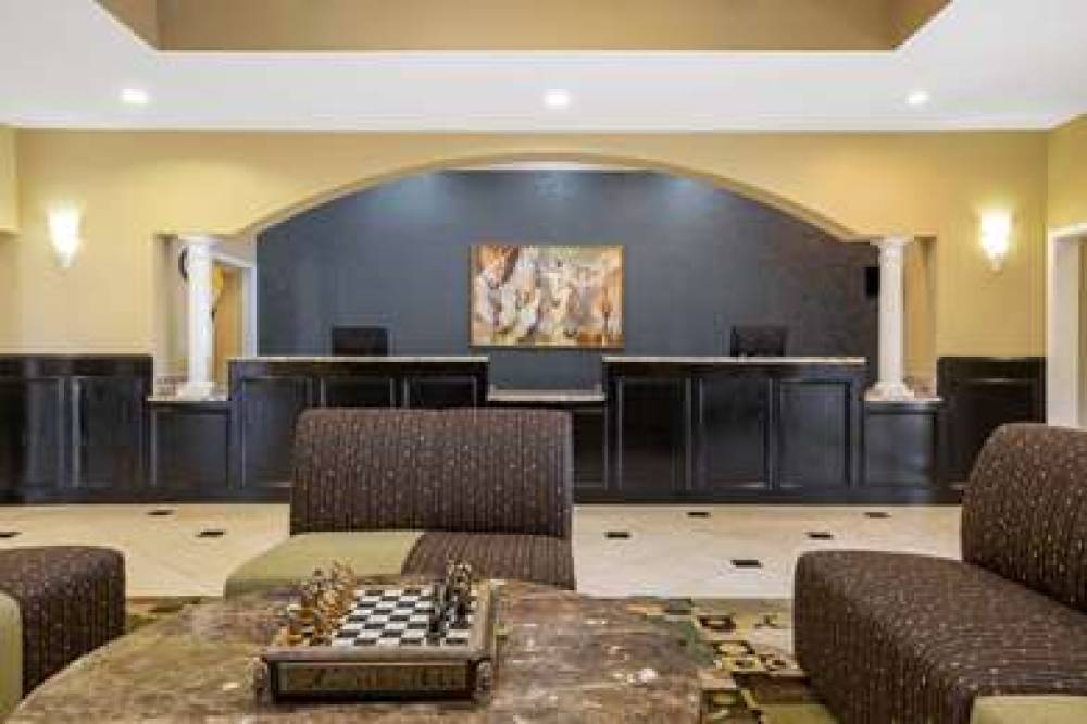 La Quinta Inn & Suites Pearland 7