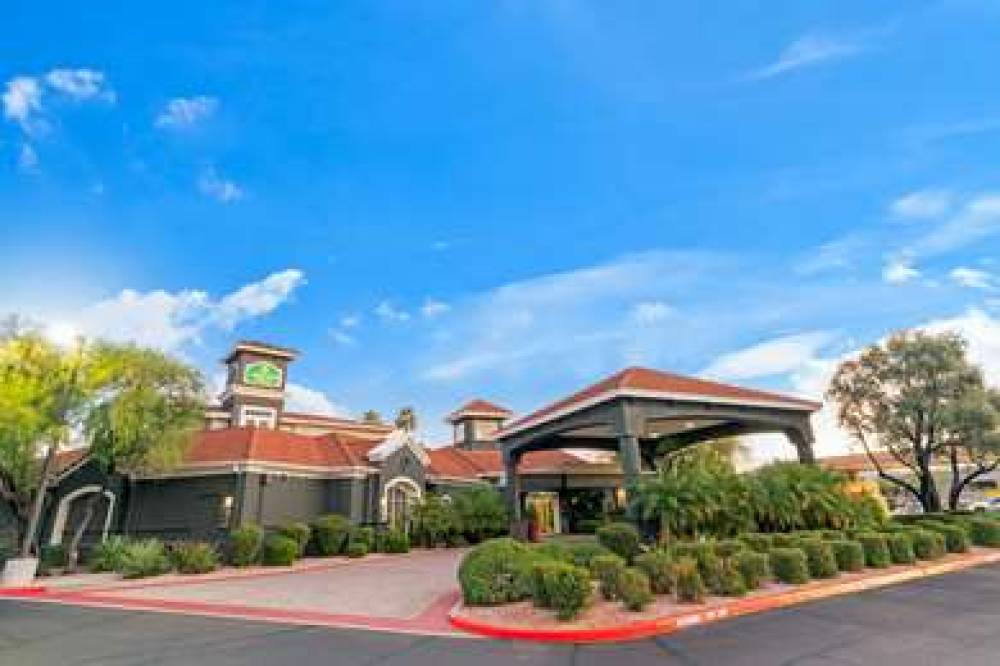 La Quinta Inn & Suites Phoenix Scottsdale 1