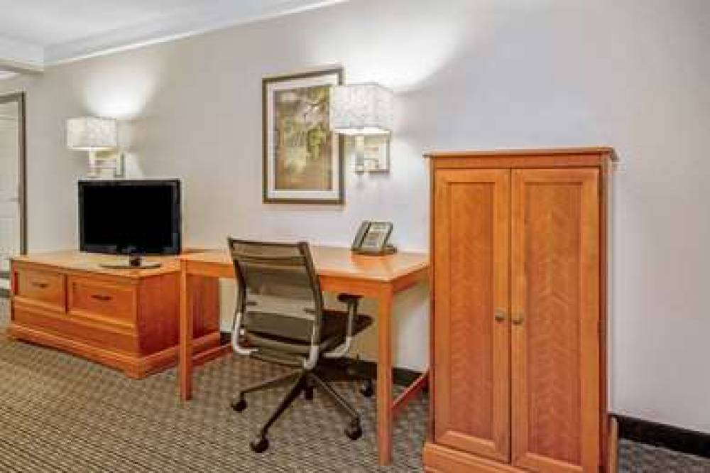 La Quinta Inn & Suites San Antonio Airport 8