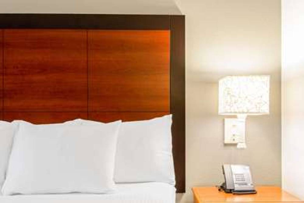 La Quinta Inn & Suites San Antonio Airport 9