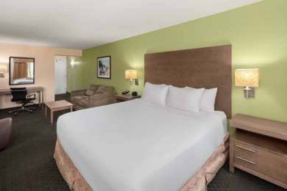 La Quinta Inn & Suites San Antonio Medical Center 7