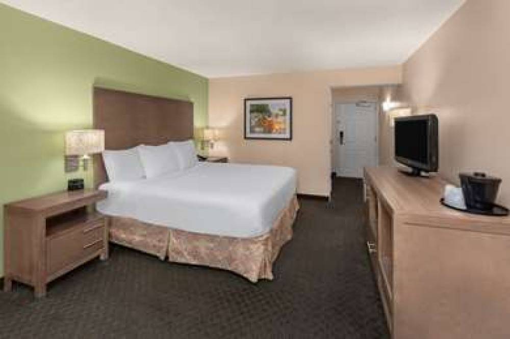 La Quinta Inn & Suites San Antonio Medical Center 3