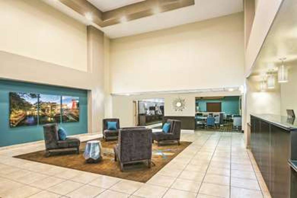 La Quinta Inn & Suites San Antonio North Stone Oak 4