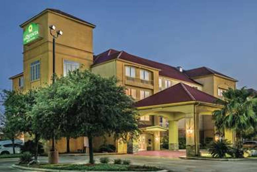 La Quinta Inn & Suites San Antonio North Stone Oak 2