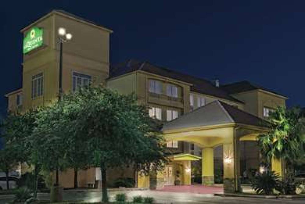 La Quinta Inn & Suites San Antonio North Stone Oak 1