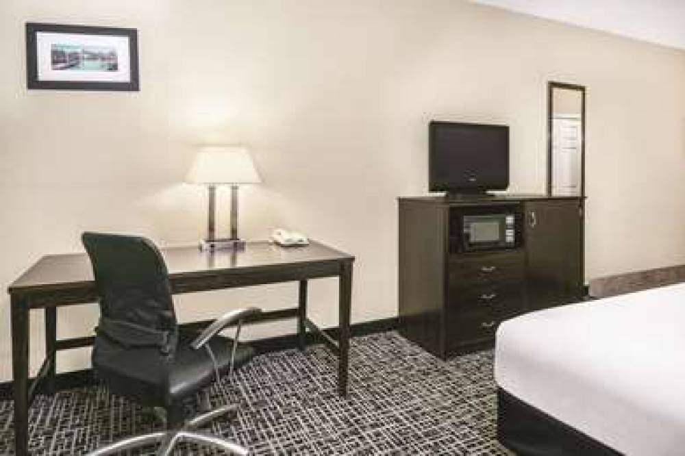 La Quinta Inn & Suites San Antonio The Dominion 8