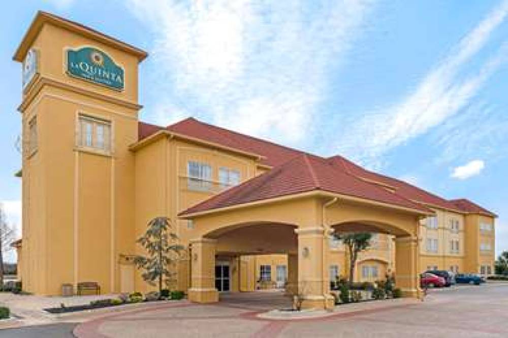 La Quinta Inn & Suites Shawnee 1