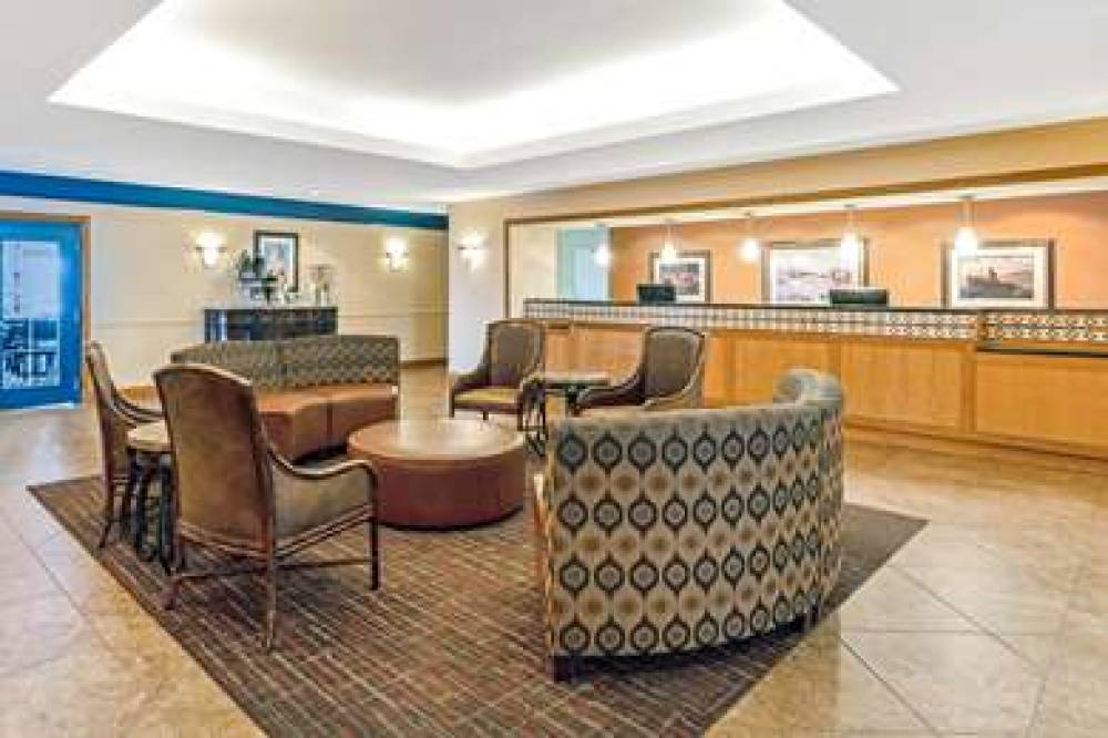 La Quinta Inn & Suites Shawnee 3