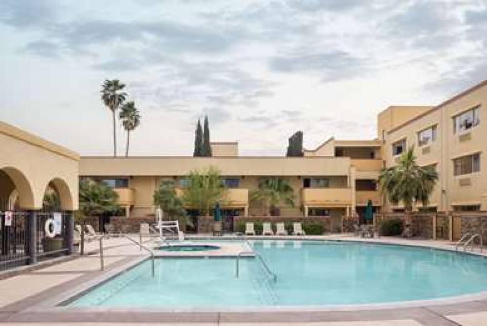 La Quinta Inn & Suites Tucson - Reid Park 9