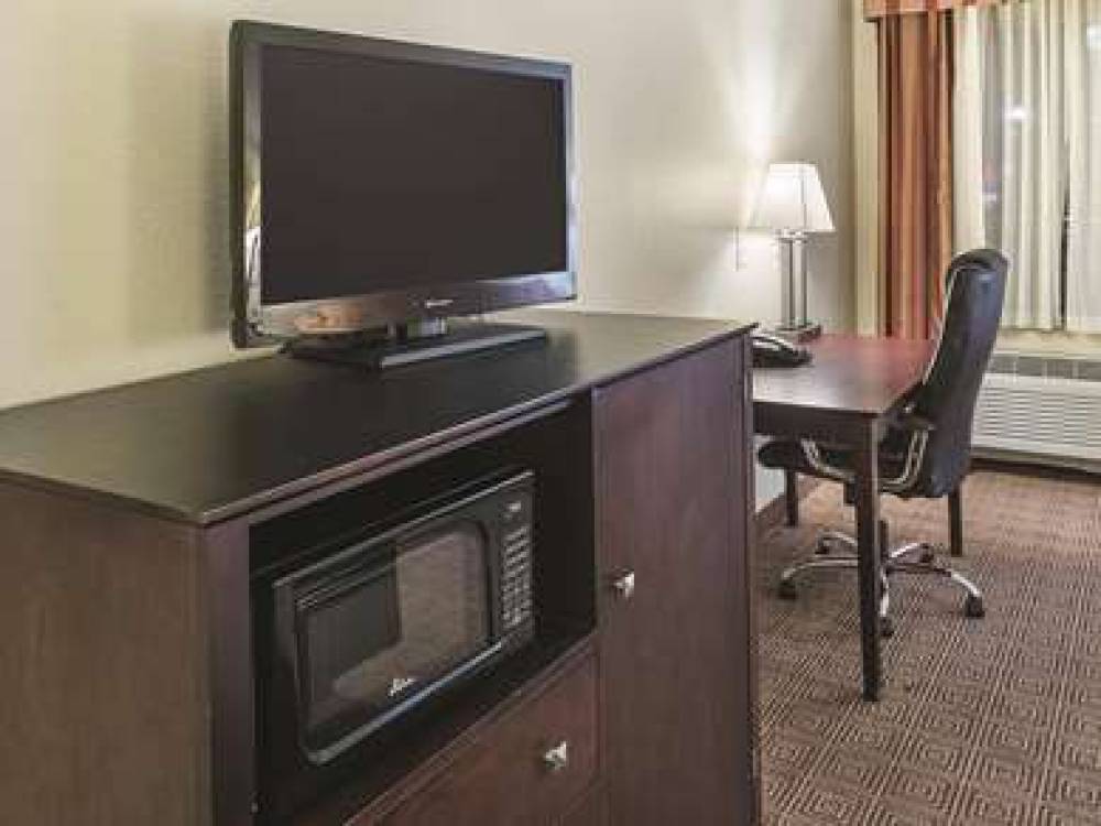 La Quinta Inn & Suites Waxahachie 8