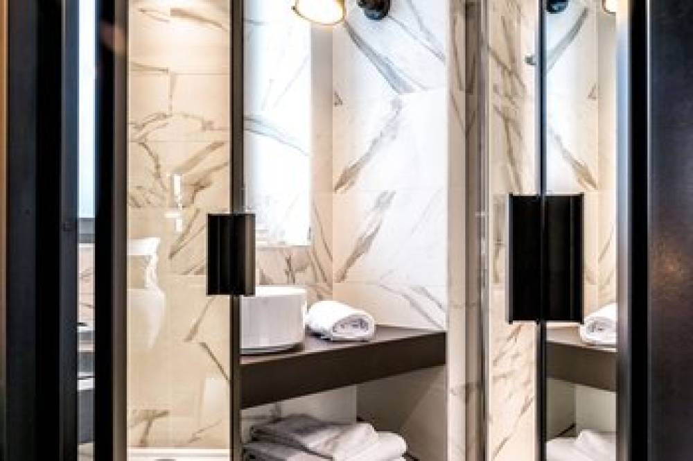 LAZ HOTEL SPA URBAIN PARIS 8