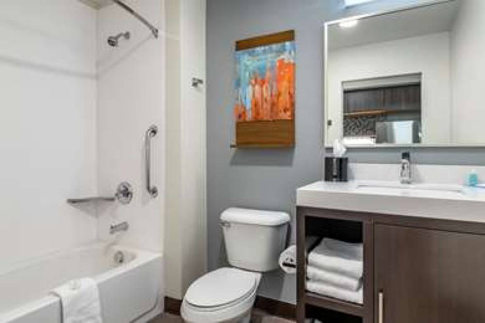 MAINSTAY SUITES WAUKEE-WEST DES MOI 9