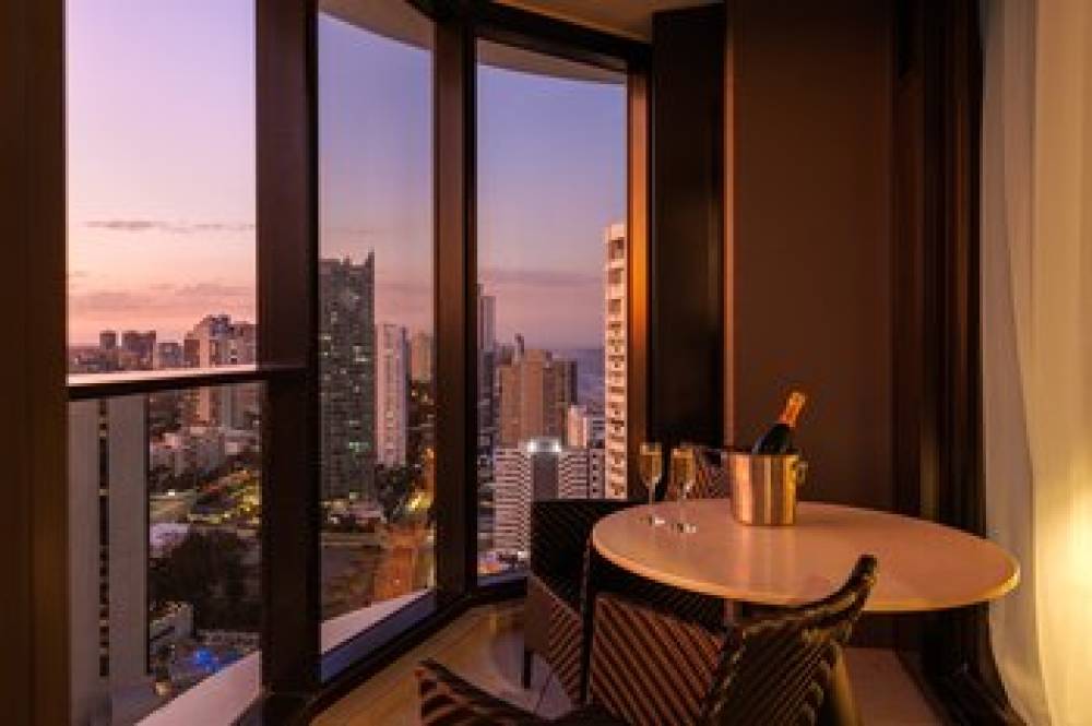 MERITON SUITES SURFERS PARADIS 8