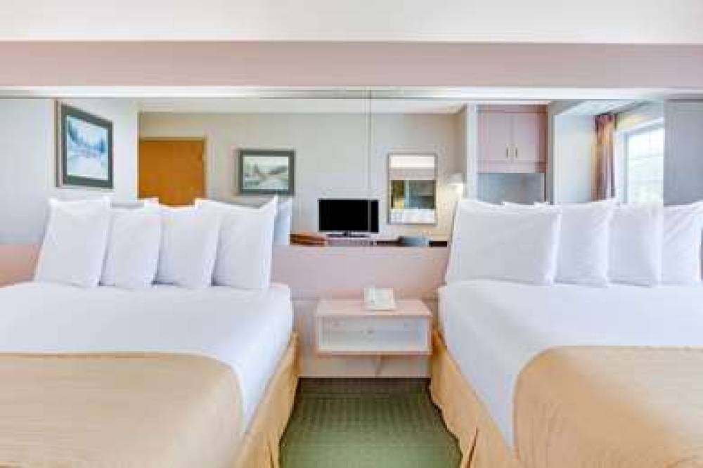 Microtel Inn & Suites By Wyndham Greensboro 9