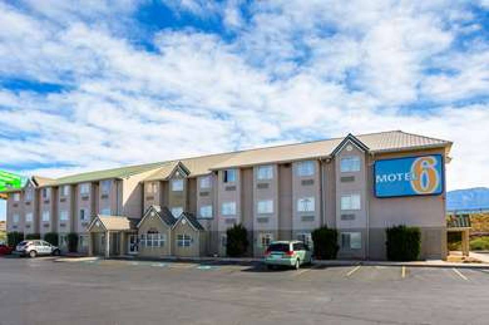 Motel 6 Bernalillo 1