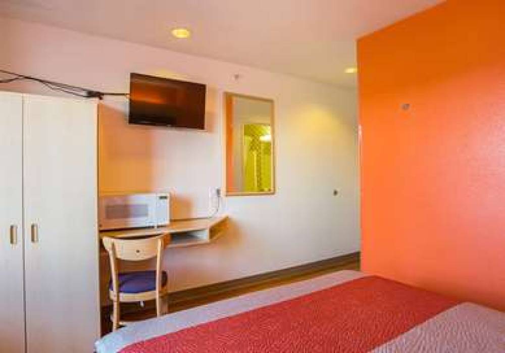 Motel 6 Bernalillo 7