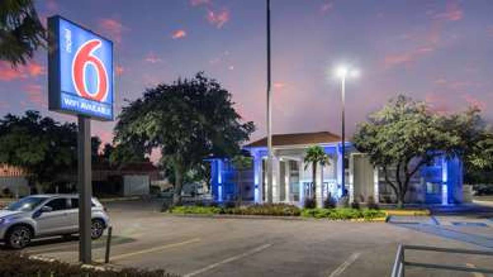 Motel 6 Dallas Addison