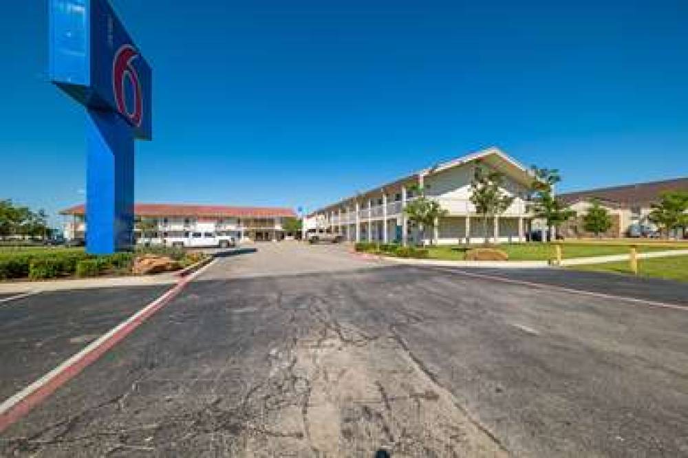 Motel 6 Dallas - Farmers Branch 1