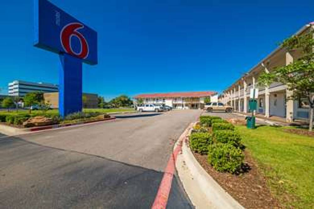 Motel 6 Dallas - Farmers Branch 2