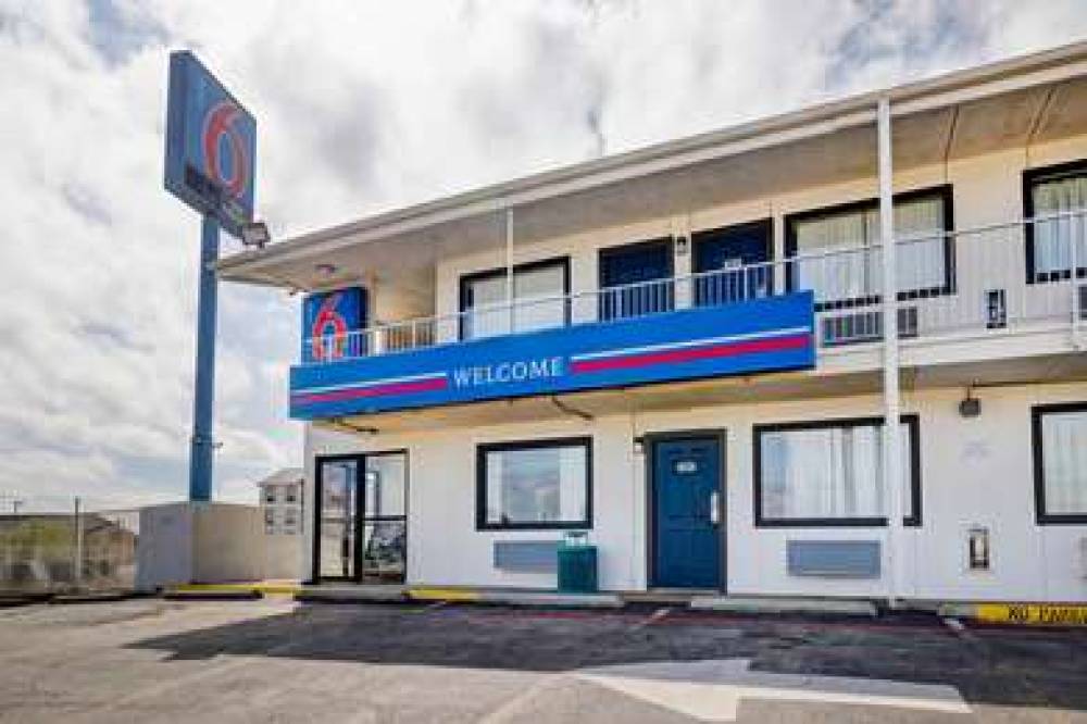 Motel 6 Denton 1