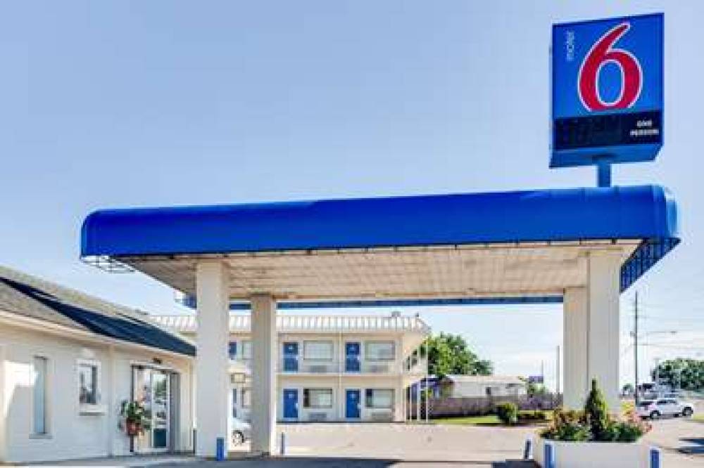 Motel 6 Fayetteville, AR 4