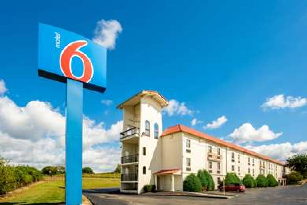 MOTEL 6 HAZELWOOD MO 1