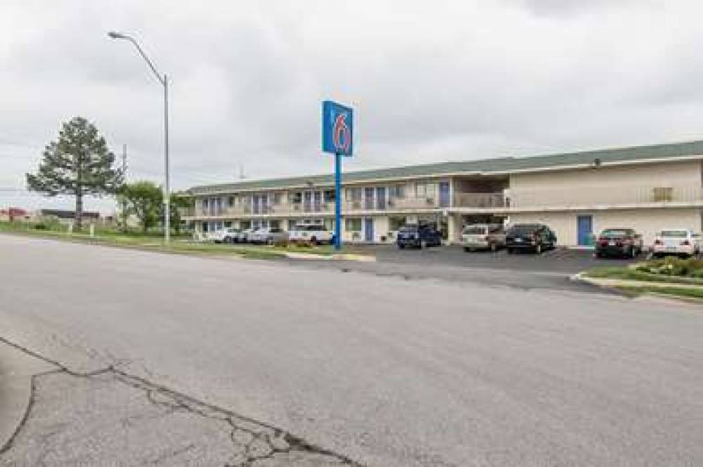 Motel 6 Kansas City North Airport 8