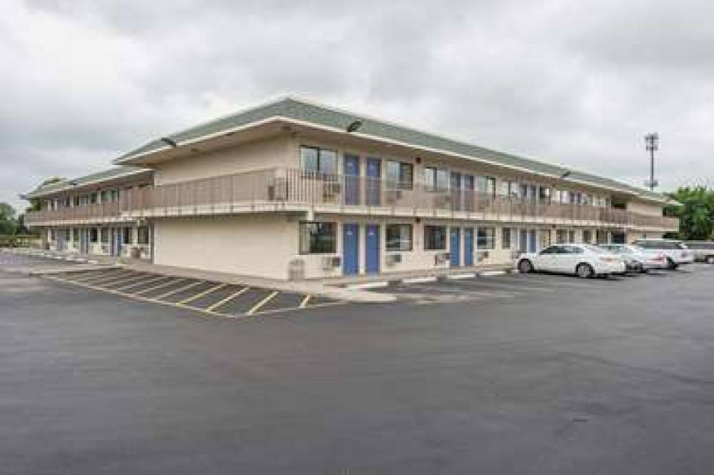 Motel 6 Kansas City North Airport 1