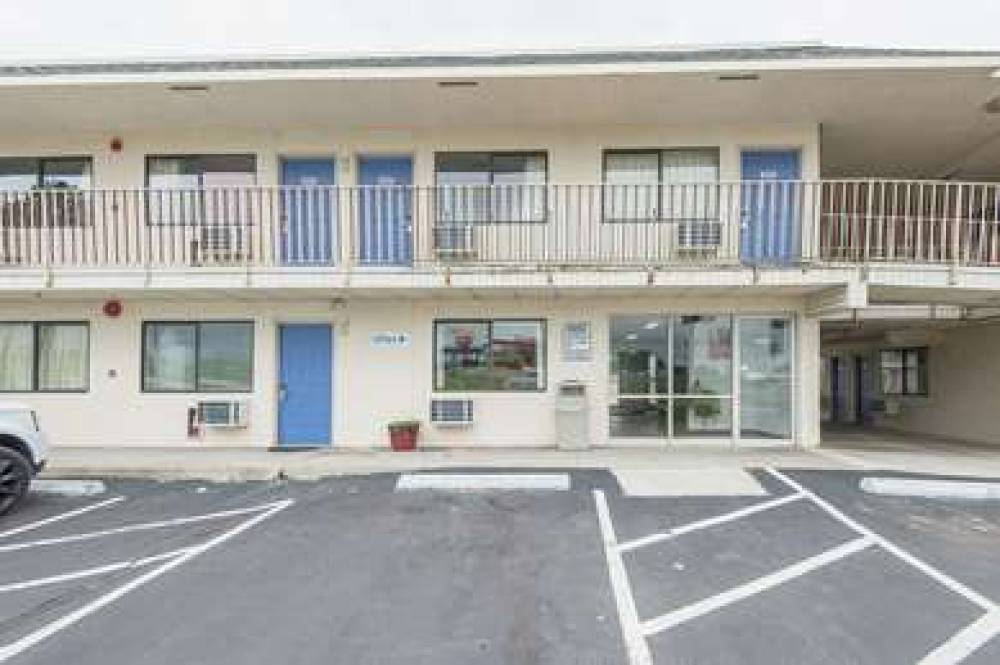 Motel 6 Kansas City North Airport 4