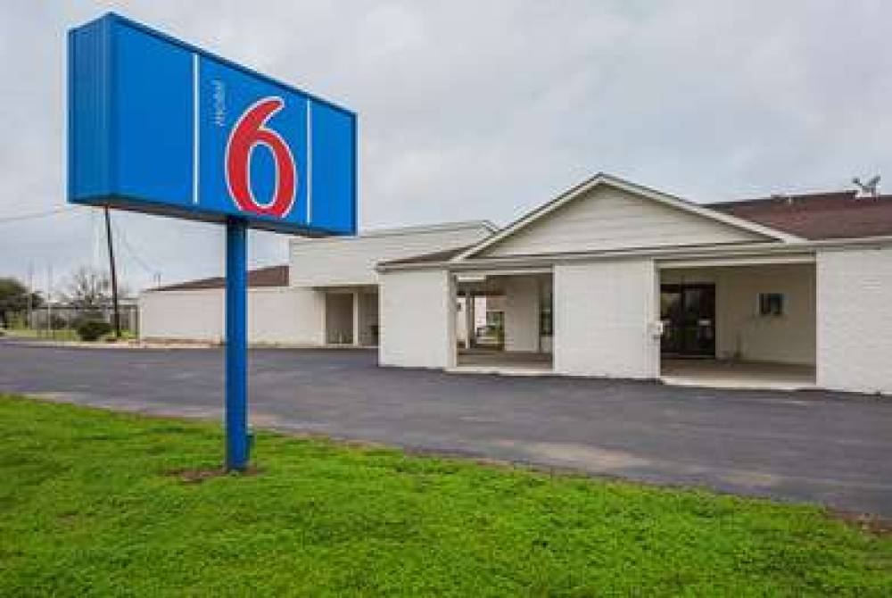 MOTEL 6 MADISONVILLE TX 1