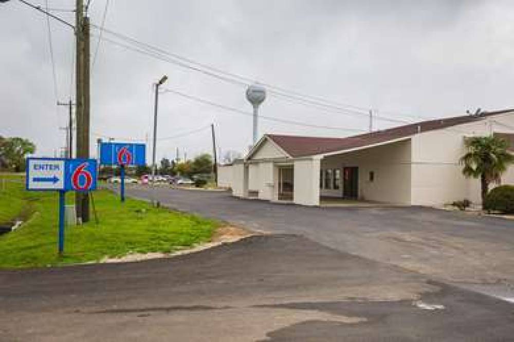 MOTEL 6 MADISONVILLE TX 4