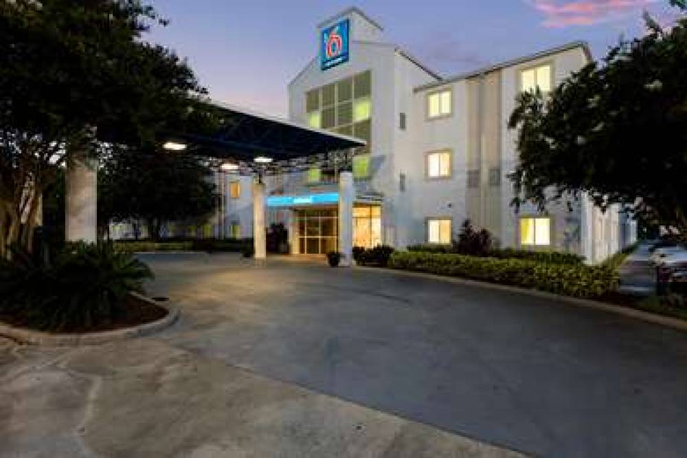 Motel 6 Orlando International Dr 4