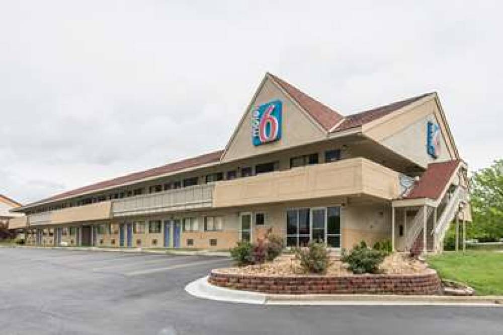 Motel 6 Overland Park, KS 1