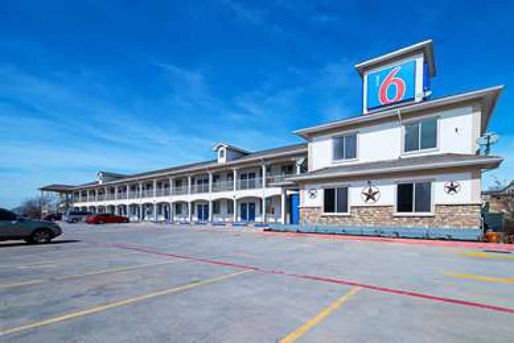 Motel 6 Rhome TX 3