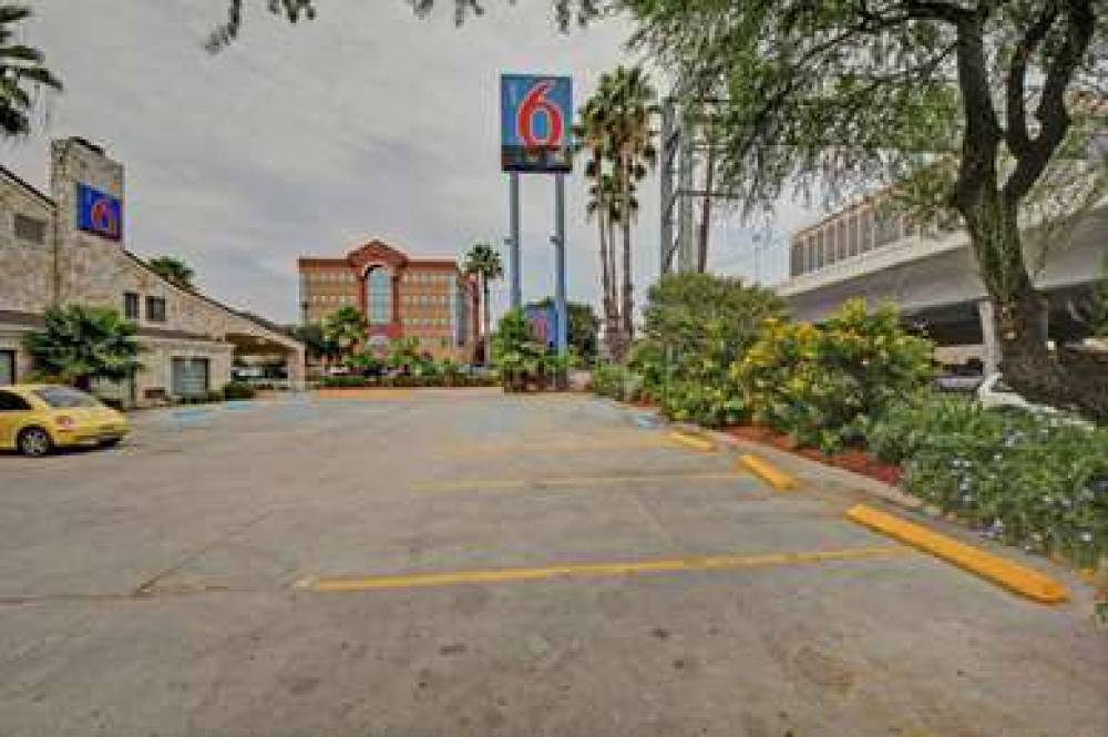 Motel 6 San Antonio Downtown 2