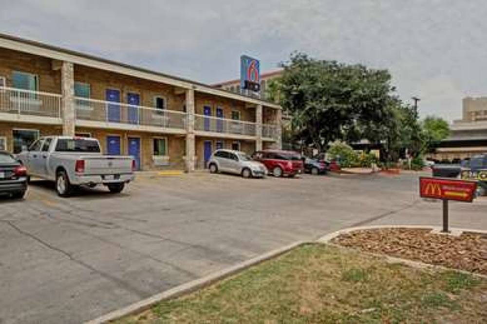 Motel 6 San Antonio Downtown 4