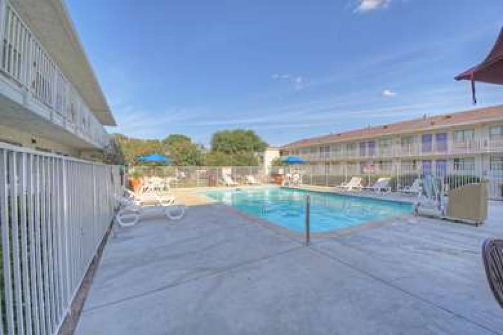 MOTEL 6 SAN ANTONIO - FIESTA 6