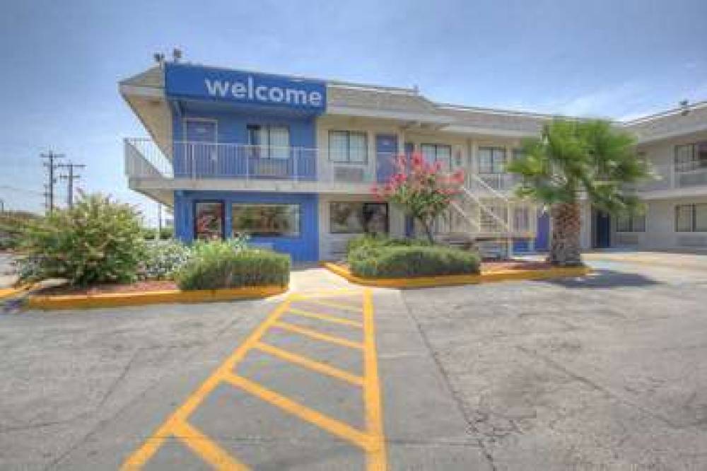 MOTEL 6 SAN ANTONIO-SAM HOUSTON 1