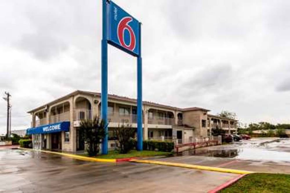 MOTEL 6 SAN ANTONIO-SPLASHTOWN 2