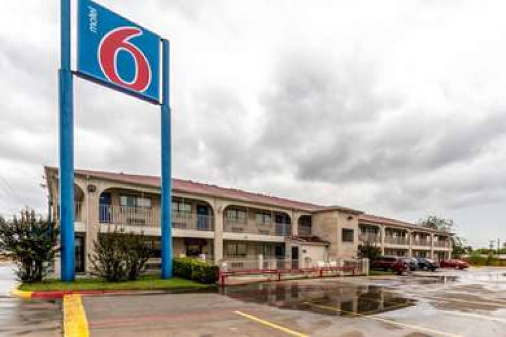 MOTEL 6 SAN ANTONIO-SPLASHTOWN 1