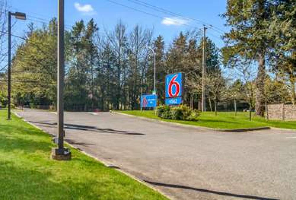 MOTEL 6 SURREY BC 4